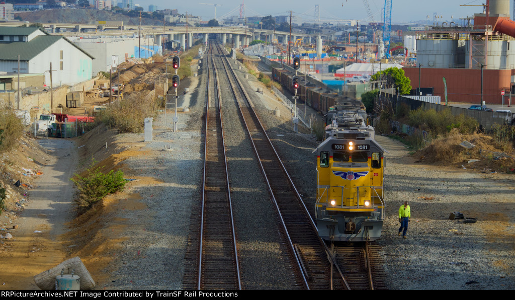 UP 1081 Leads the LSF51 under Oakdale Ave